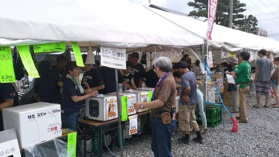 お祭りの屋台の様子